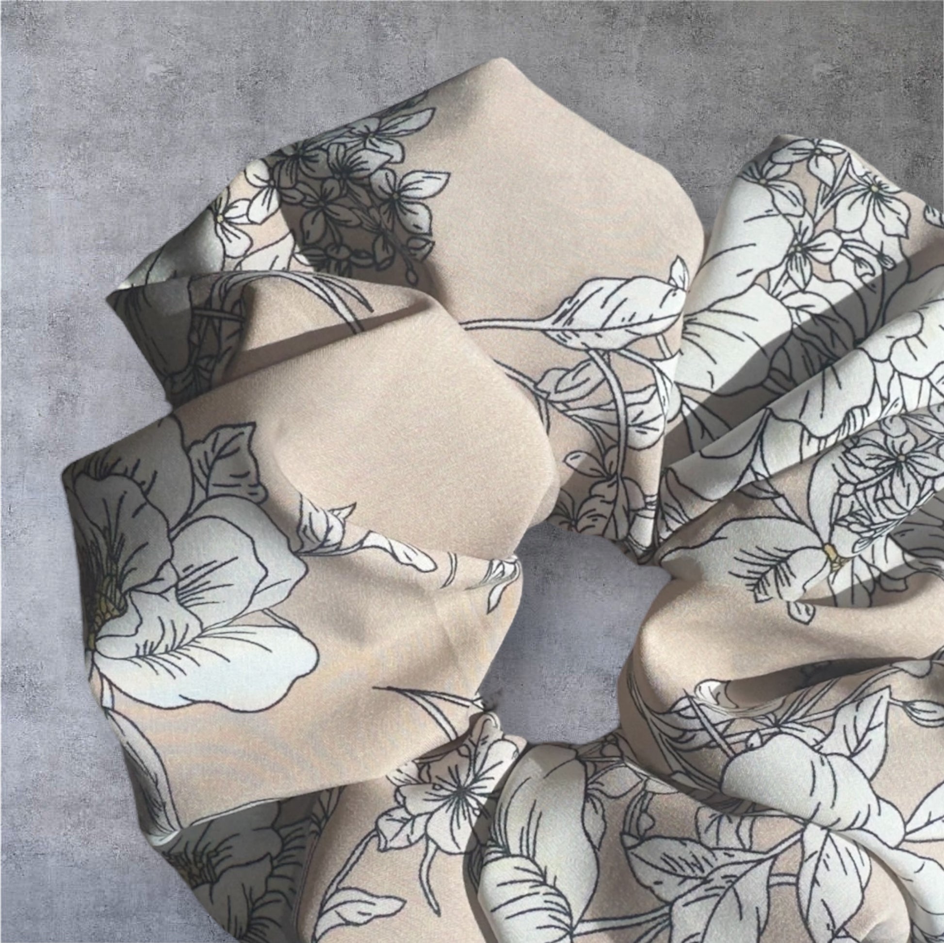 SKRÜNCHIES - Chouchou XXL Beige à Motifs Fleuris Blancs